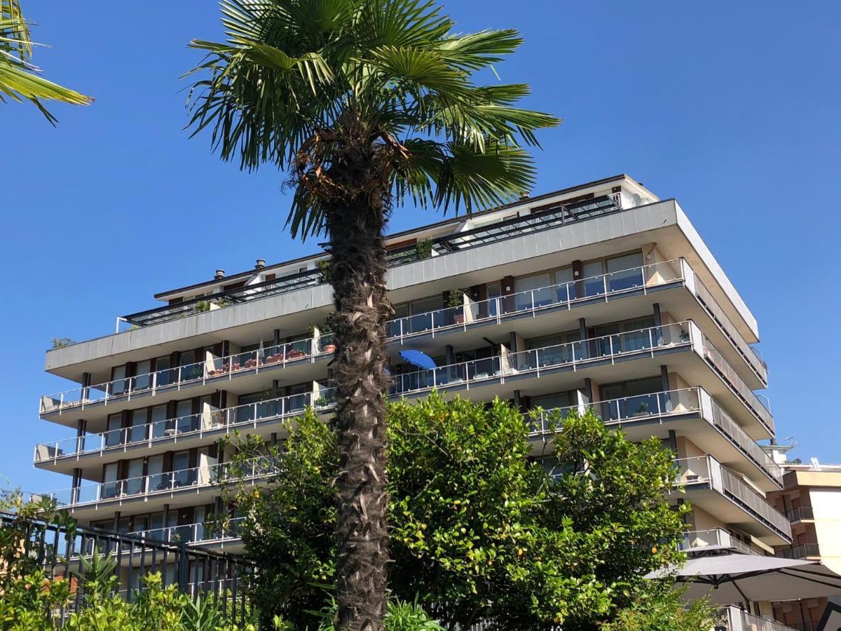 Appartamento Palazzo Di Vetro Luino Bagian luar foto