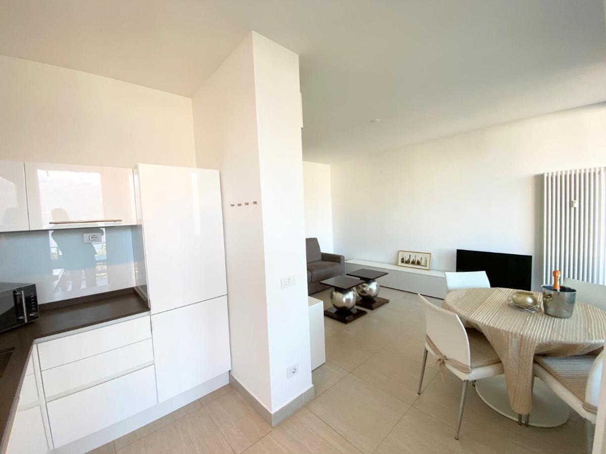 Appartamento Palazzo Di Vetro Luino Bagian luar foto
